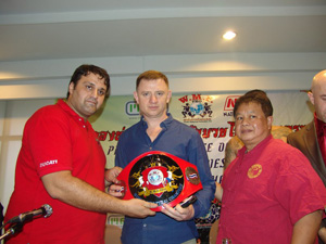 23 марта 2013 г. - The World Professional Muaythai Championship Marathon 2013. การชกมวยไทยไทยอาชีพชิงแชมป์โลกมาราธอน 2013 ในวันเสาร์ที่ 23 มี.ค.2556 ณ เวทีมวยชั่วคราวหน้า ห้าง เอ็มบีเค (มาบุญครอง) สี่แยกปทุมวัน ดิว บัญชาเมฆ พบกับ รัสลาน เบอร$ 